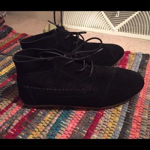 NWT BLACK SUEDE TOMS BOOTIES
